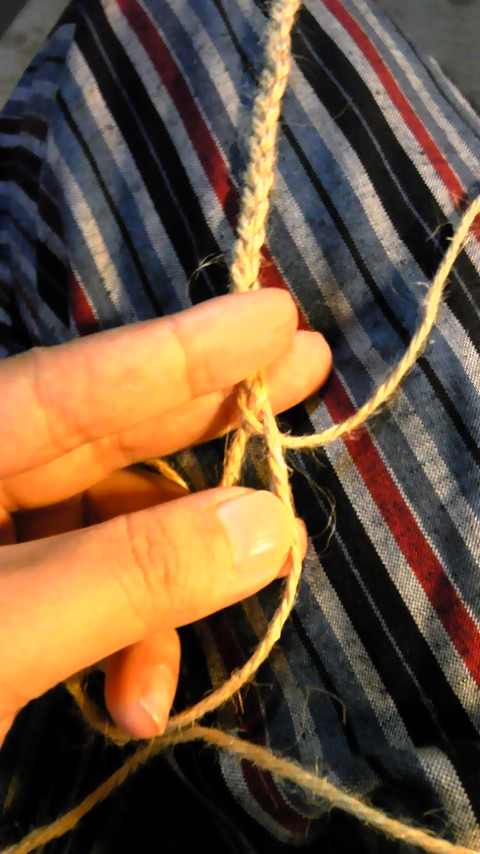 麻ひもを編む